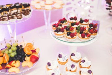 Çeşitli lezzetli tatlılar, yemek fikirleri ve kutlamalarla dolu bir büfe.