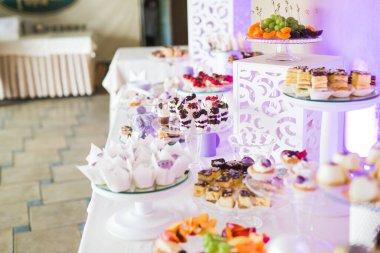 Düğün şekeri büfesinde lezzetli tatlılar, tatlılar, kekler.