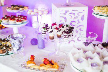 Çeşitli lezzetli tatlılar, yemek fikirleri ve kutlamalarla dolu bir büfe.