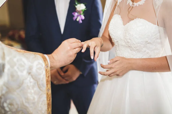 Bride and groom exchanging wedding rings. Stylish couple official ceremony — Stock Photo, Image