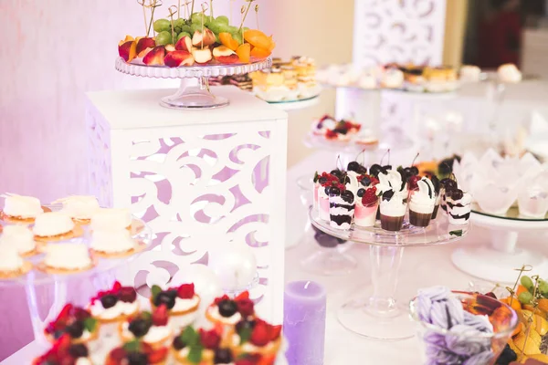 Buffet avec une variété de délicieux bonbons, idées de nourriture, célébration — Photo