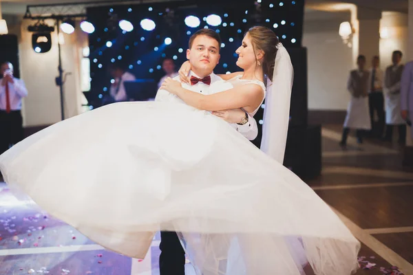 Primeira dança de casamento de casal recém-casado em restaurante — Fotografia de Stock