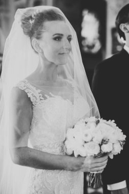 Düğün çifti kilisede evleniyor.