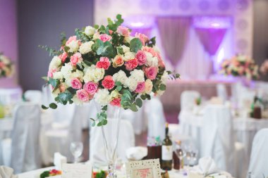 Düğün töreni için hazırlanmış bir restoranın içinde.