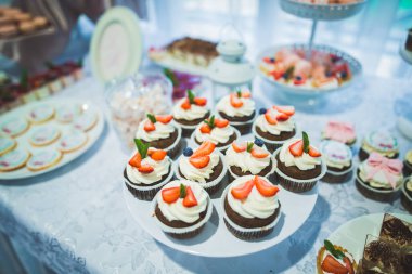 Düğün şekeri büfesinde lezzetli tatlılar, tatlılar, kekler.