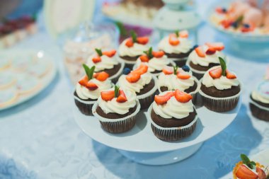 Çeşitli lezzetli tatlılar, yemek fikirleri ve kutlamalarla dolu bir büfe.