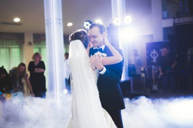 Yeni evli çiftin ilk düğün dansı.