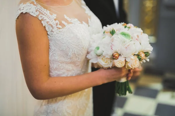 Pareja de boda bide y novio se casan en una iglesia — Foto de Stock