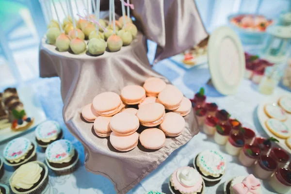 おいしい結婚式のレセプションキャンディーバーデザートテーブル — ストック写真