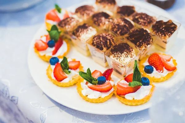 여러 가지 맛있는 단 것, 음식 아이디어, 축하의 말을 곁들인 버킷 — 스톡 사진