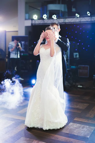 Hermosa pareja de boda caucásica acaba de casarse y bailar su primer baile — Foto de Stock