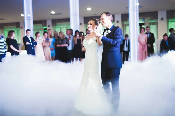 Hermosa pareja de boda caucásica acaba de casarse y bailar su primer baile — Foto de Stock