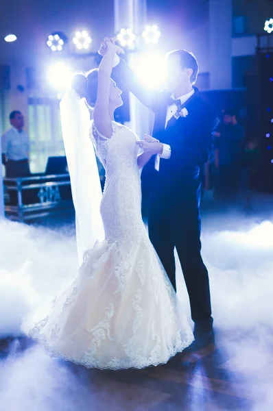 Schönes kaukasisches Hochzeitspaar hat gerade geheiratet und tanzt seinen ersten Tanz — Stockfoto