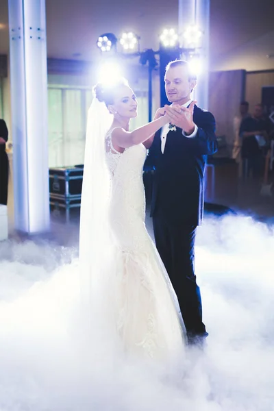Primul dans de nuntă al cuplului proaspăt căsătorit în restaurant — Fotografie, imagine de stoc