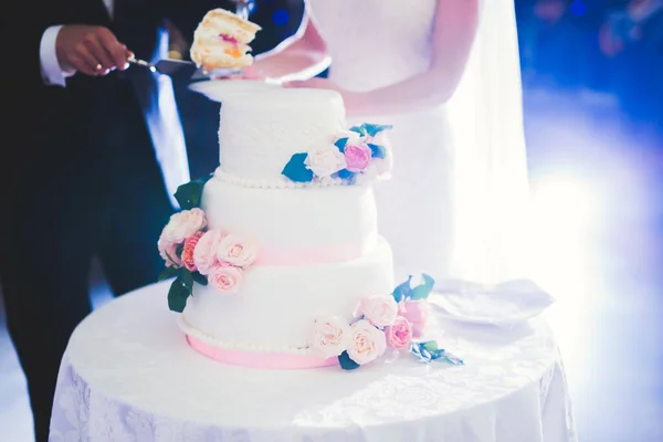 Novia y novio en la boda de corte de la torta de boda —  Fotos de Stock