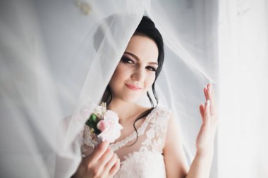 Düğün sabahı peçeli güzel bir gelin portresi.