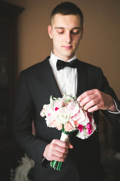 Hermoso hombre, novio posando y preparándose para la boda — Foto de Stock