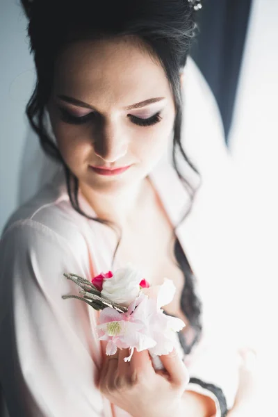 Retrato de noiva bonita com véu de moda na manhã do casamento — Fotografia de Stock