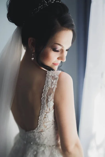 Retrato de novia hermosa con velo de moda en la mañana de la boda — Foto de Stock