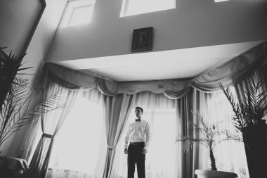 Güzel adam, damat poz veriyor ve düğüne hazırlanıyor.