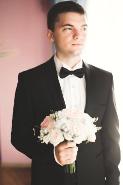 Genç ve yakışıklı bir adam iş toplantısından sonra bir otelde dinleniyor.