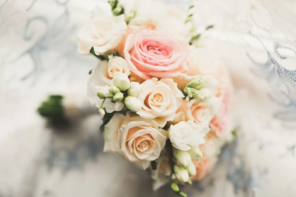 Belo buquê de casamento com flores diferentes, rosas — Fotografia de Stock