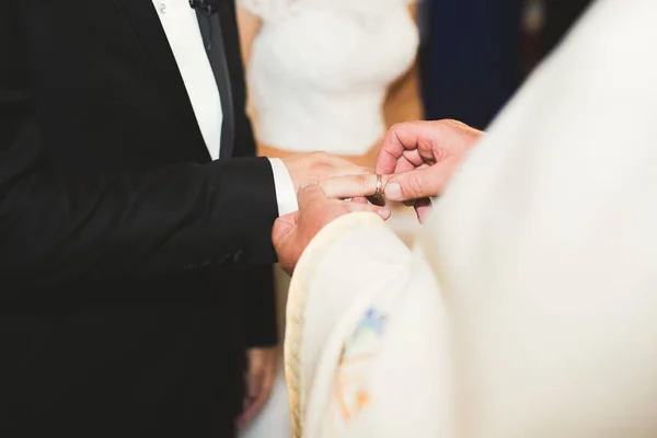 Наречений і наречений обмінюються обручками. Стильна пара офіційна церемонія — стокове фото