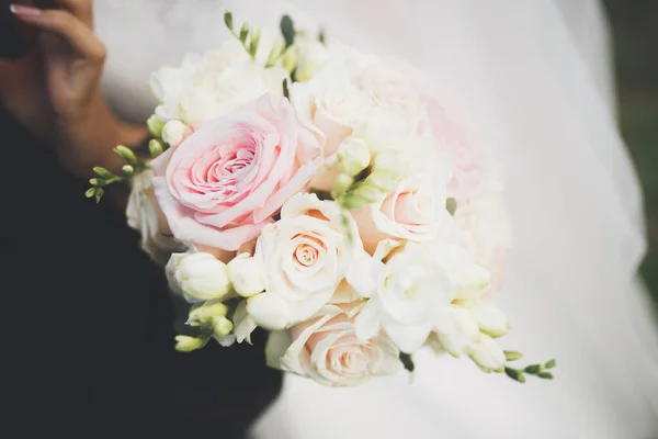 Casal de casamento perfeito segurando buquê de luxo de flores — Fotografia de Stock