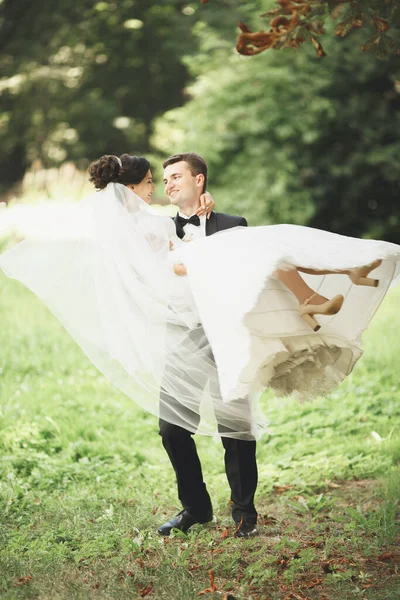 Felice matrimonio coppia affascinante sposo e sposa perfetta in posa nel parco — Foto Stock