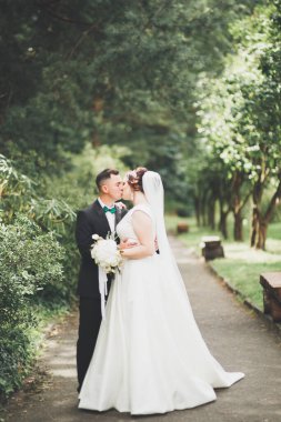 Gelin ve damat el ele tutuşuyor.