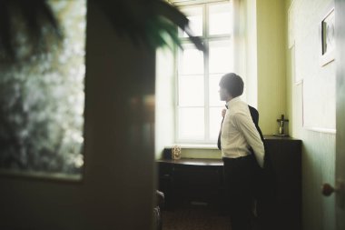 Genç ve yakışıklı bir adam iş toplantısından sonra bir otelde dinleniyor.