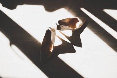 Gelin için beyaz şık düğün ayakkabıları. Yakın plan.