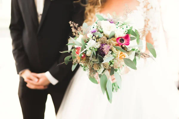 完璧な結婚式のカップルは花の豪華な花束を保持 — ストック写真