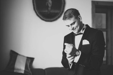 Genç ve yakışıklı bir adam iş toplantısından sonra bir otelde dinleniyor.