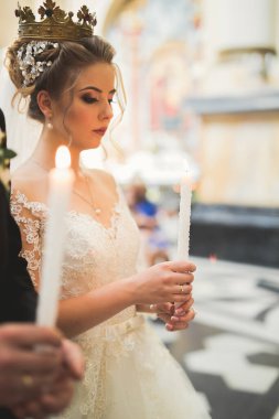 Düğün çifti kilisede evleniyor.