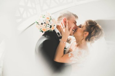 Genç bir çiftin şehvetli portresi. Açık hava.