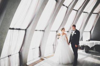 Gelin ve damat el ele tutuşuyor.