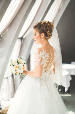 Zarif beyaz elbiseler içinde güzel bir gelin