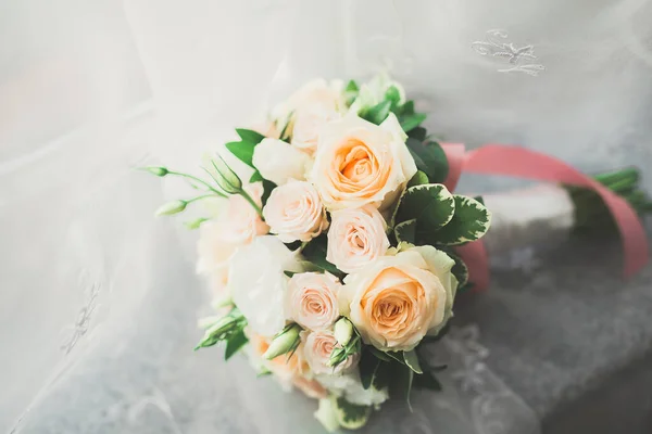 Maravilloso ramo de boda de lujo de diferentes flores —  Fotos de Stock