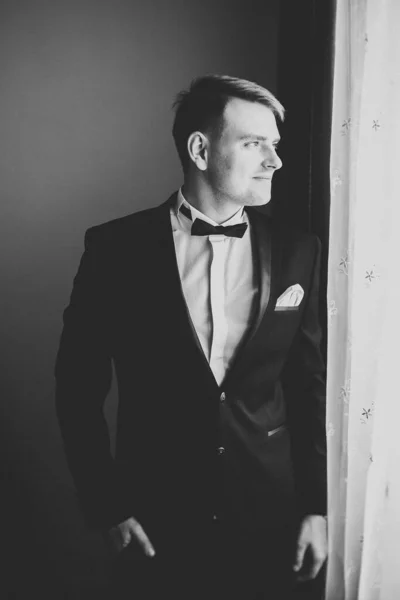 Hermoso hombre, novio posando y preparándose para la boda — Foto de Stock