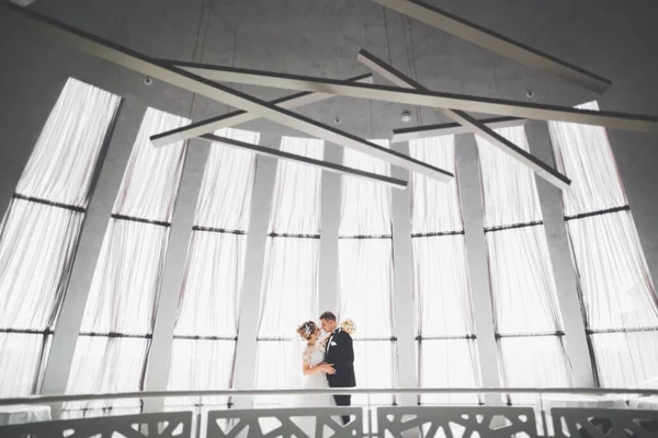 Mooi gelukkig bruidspaar, bruid met lange witte jurk poseren in mooie stad — Stockfoto