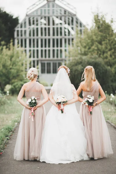 Bruid met grote en mooie bruiloft boeket met bloemen — Stockfoto