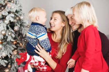 Noel ailesi hediye paketi, Noel ağacı iç tasarımı.