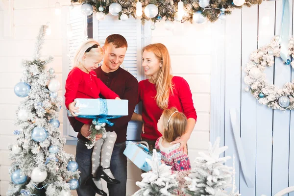 Famiglia felice a Natale regali di apertura insieme — Foto Stock