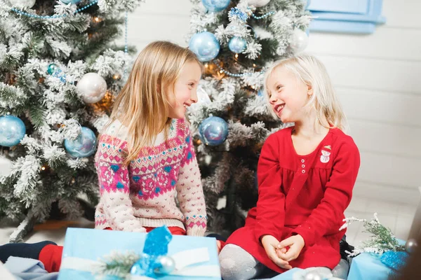 Счастливые маленькие дети открывают подарки на Рождество — стоковое фото