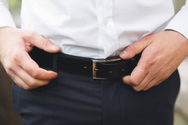 Genç ve yakışıklı bir adam iş toplantısından sonra bir otelde dinleniyor.