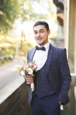 Genç ve yakışıklı bir adam iş toplantısından sonra bir otelde dinleniyor.