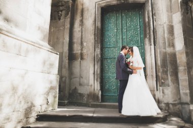 Muhteşem bir düğün çifti eski Lviv şehrinde yürüyor.