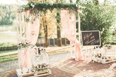 Düğün töreni için süslemeler. Güzel çiçekler.