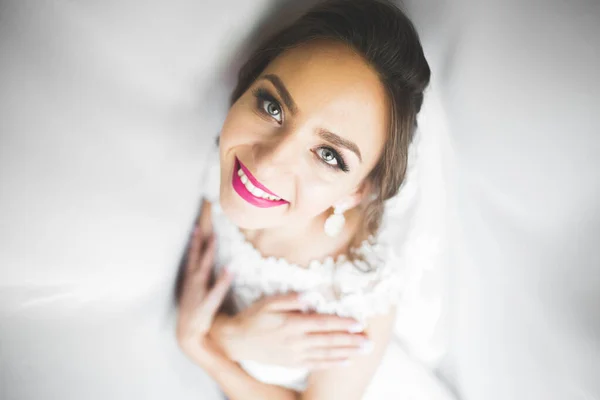 Wunderschöne Braut in Robe posiert und bereitet sich auf die Trauung vor Gesicht in einem Raum — Stockfoto